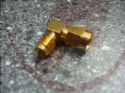 Adapter SMA-Stecker> SMA-Kupplung,  winkel, vergoldet